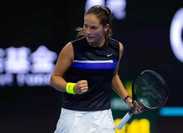 他需要在英 他需要在英